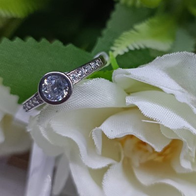 Anillo corte redondo con bisel