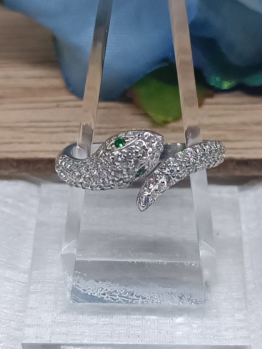 Anillo serpiente ojos verdes