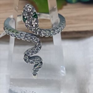 Anillo serpiente ojos verdes cola en S