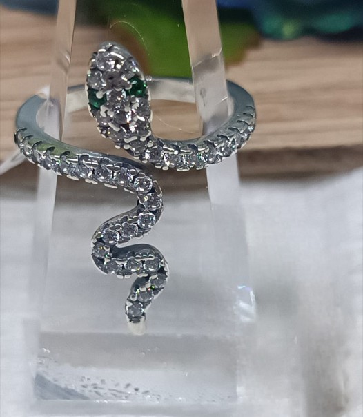 Anillo serpiente ojos verdes cola en S