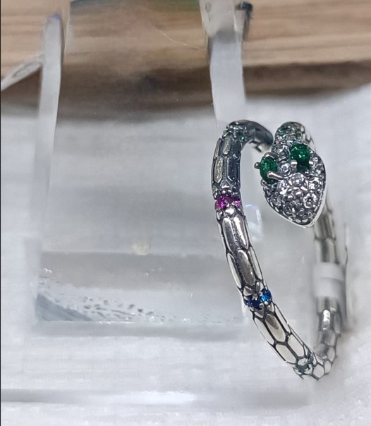 Anillo serpiente ojos verdes zirconia de colores