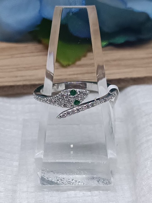 Anillo serpiente ojos verdes delgada