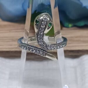 Anillo serpiente ojos verdes cobra