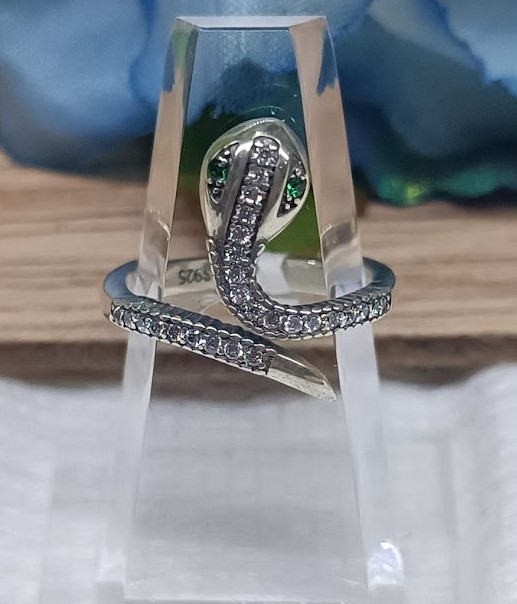 Anillo serpiente ojos verdes cobra
