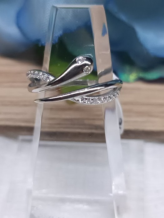 Anillo serpiente ojos blancos