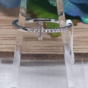 Anillo con cruz acostada