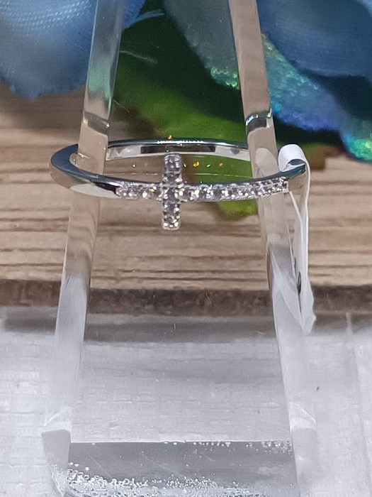 Anillo con cruz acostada