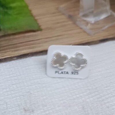 Aretes van cleef blancos