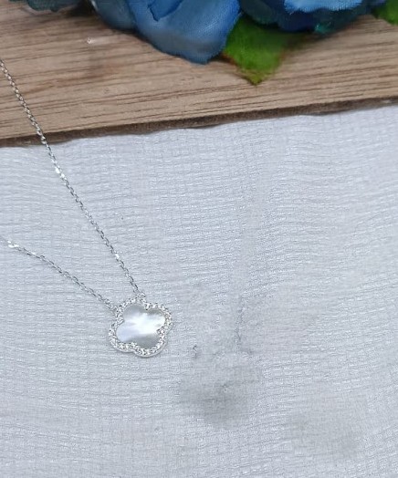 Collar van cleef corto blanco con circonia