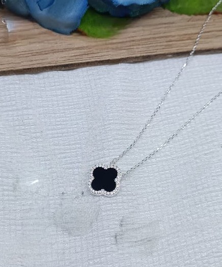 Collar van cleef corto negro con circonia