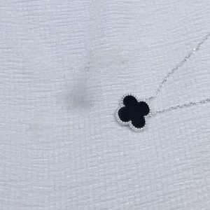 Collar van cleef corto negro
