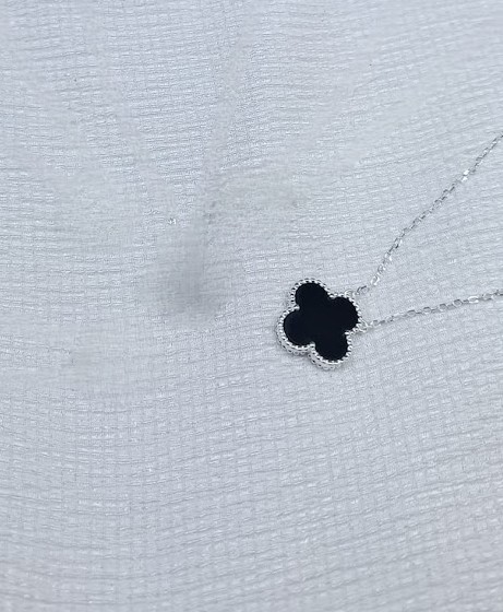 Collar van cleef corto negro
